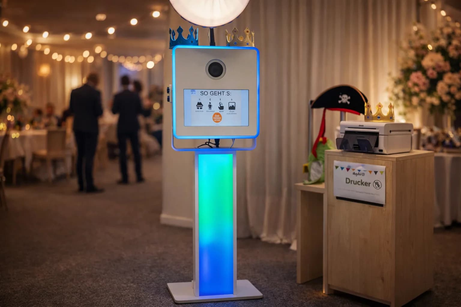 Fotobox mit Drucker und Requisiten bei einer Hochzeit
