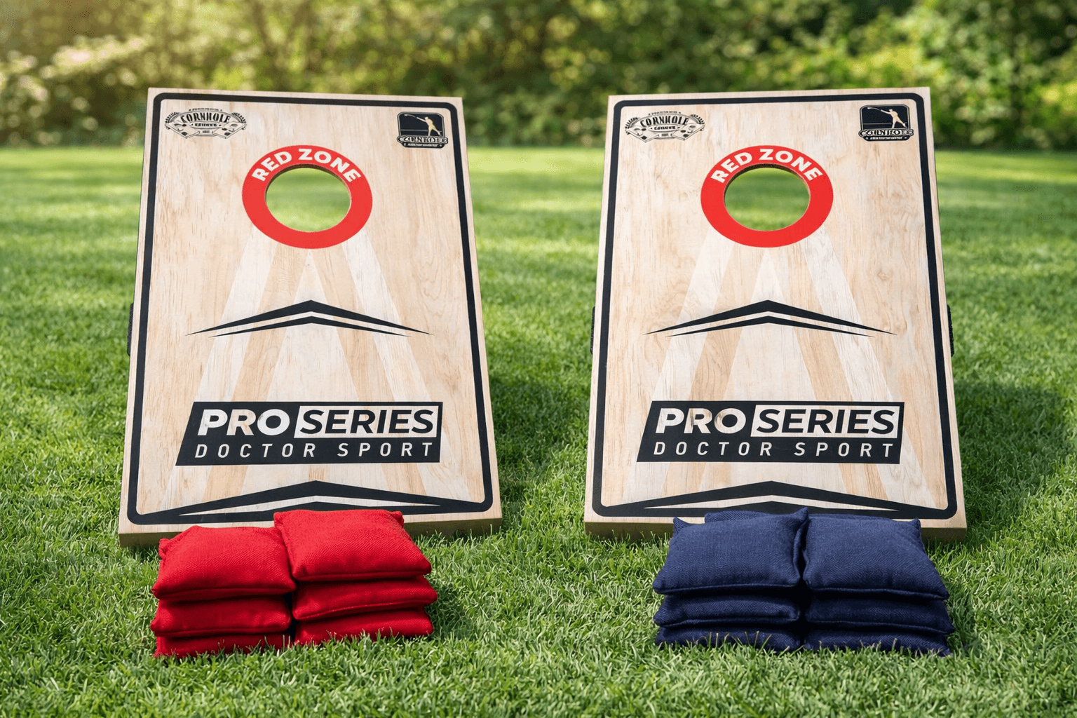 Pro Series Cornhole Set mit zwei Wurfboards und roten und blauen Säckchen auf Rasen