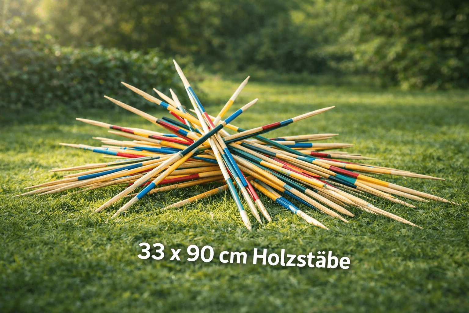 GIGA Mikado-Spiel mit bunten Holzstäben (33 x 90 cm) auf Wiese aufgebaut