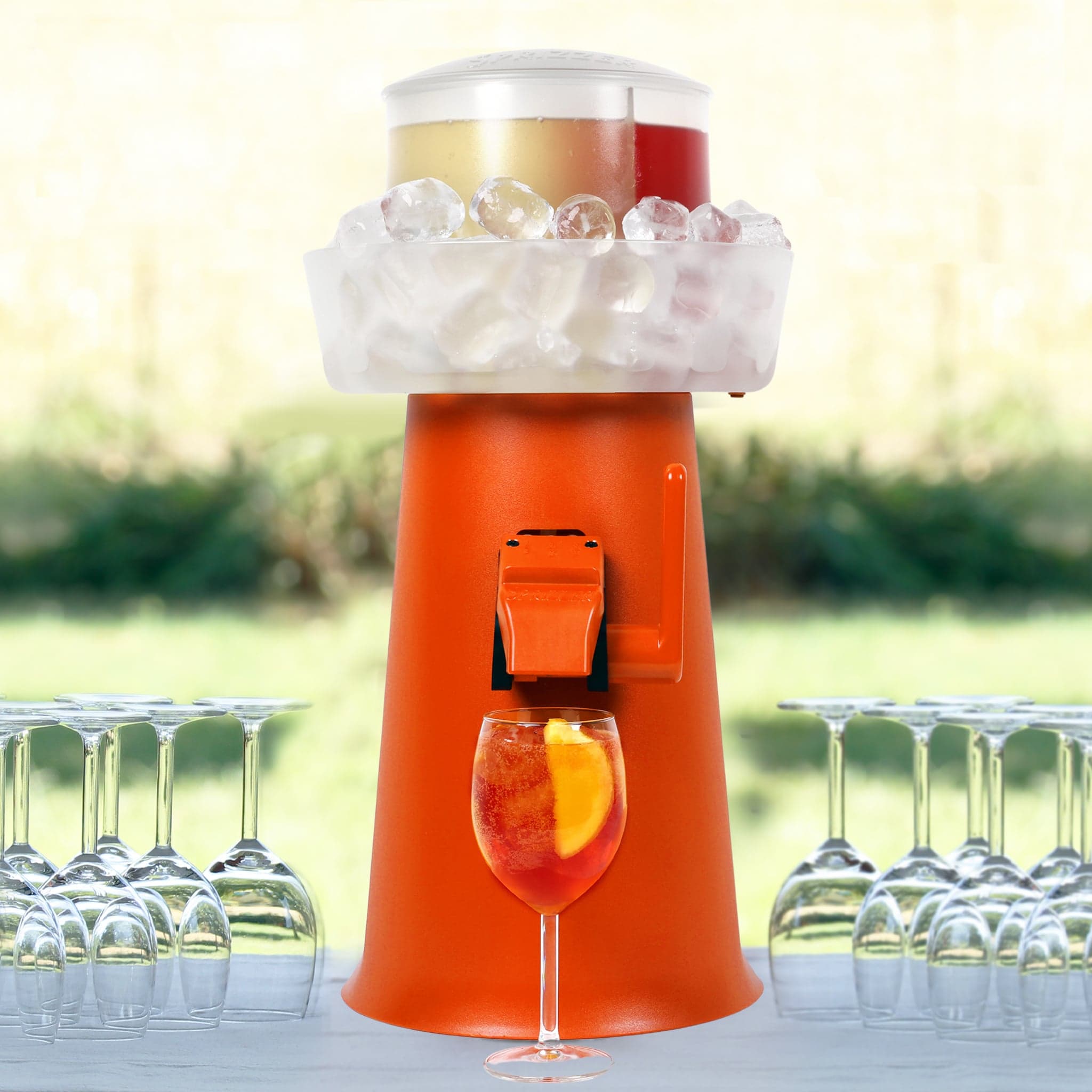 Orangefarbener Sprizzer Getränkespender mit Eisbehälter und gefülltem Spritzglas