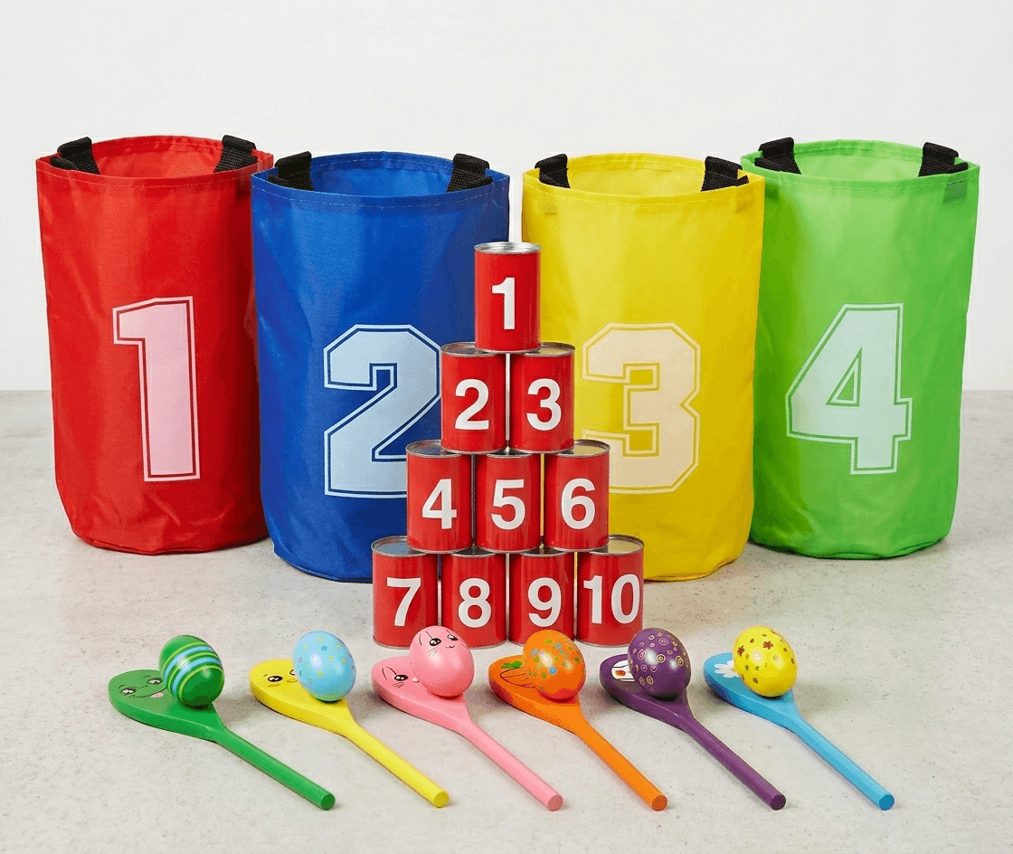 Kinder-Spiele-Set mit Sackhüpfen-Säcken, Dosenwerfen-Türme und bunten Eierlauf-Löffeln