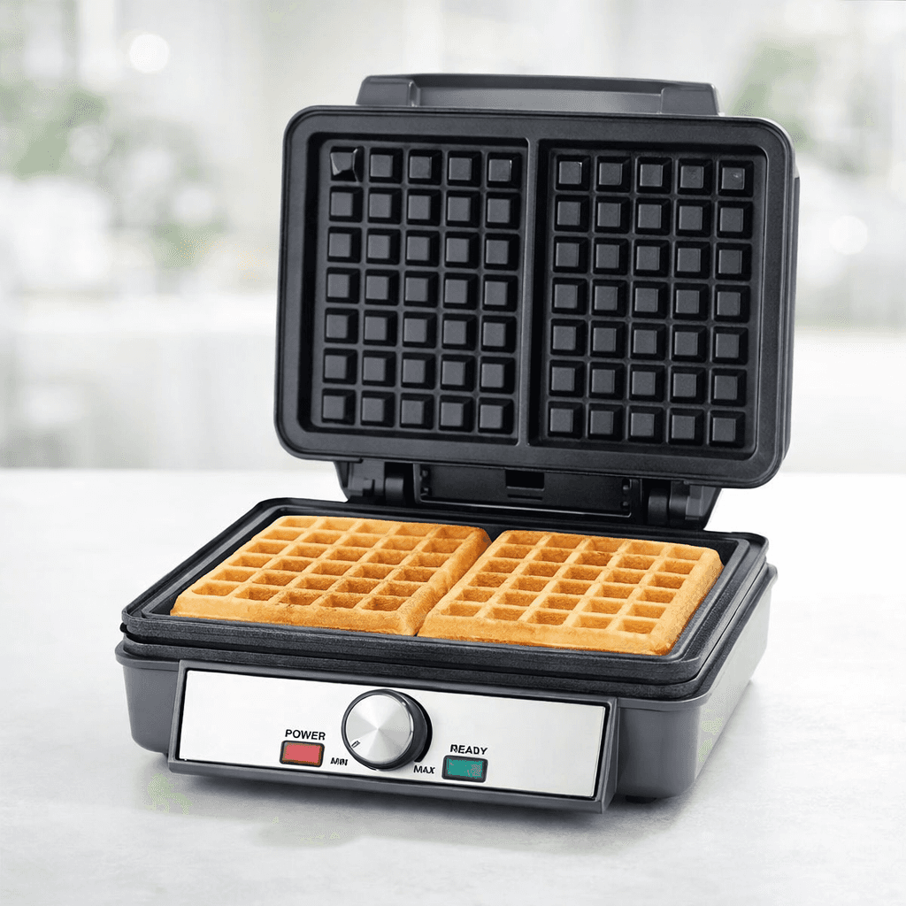 XL-Waffeleisen geöffnet mit zwei frisch gebackenen goldgelben Waffeln im Geräteinneren